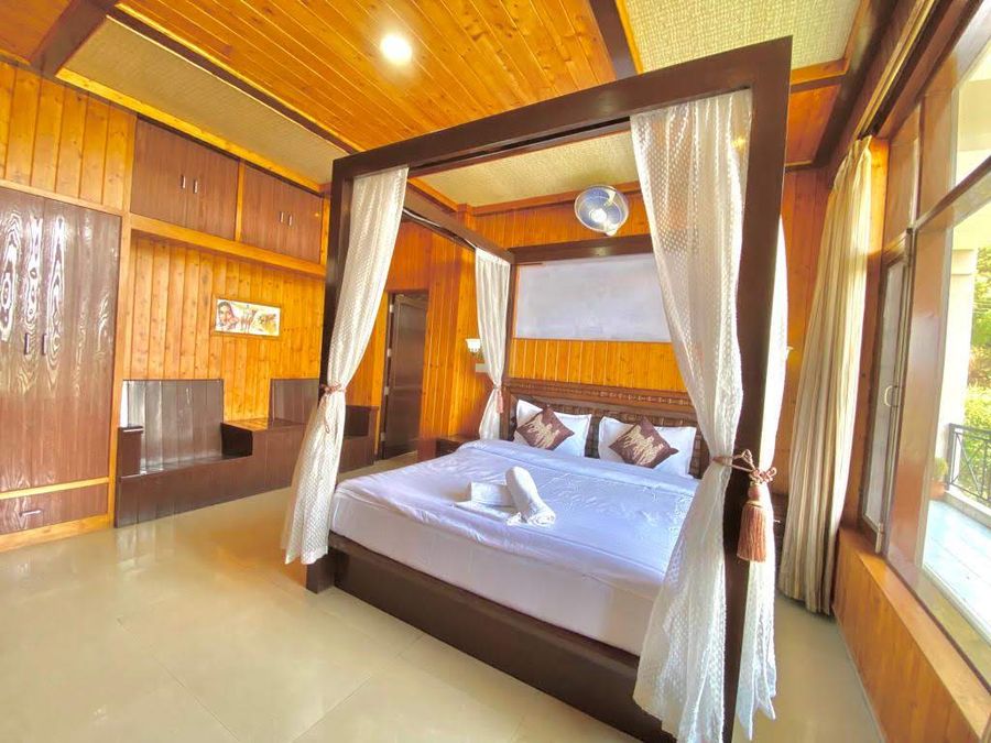Cozy four-poster double bed with warm interiors Kasauli