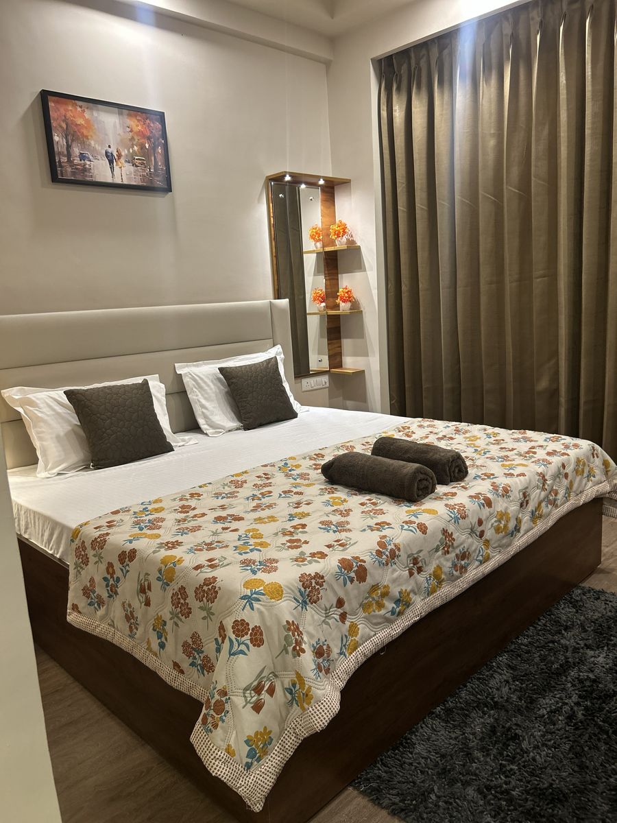 Cozy studio apartment double bed layout in noida stay