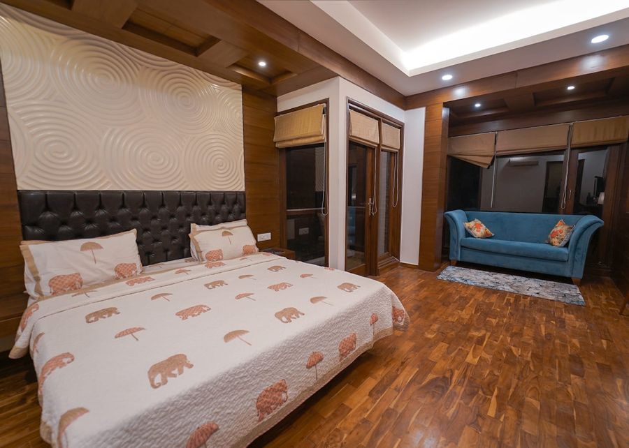 Comfortable double bed room at ridgewood manor homestay