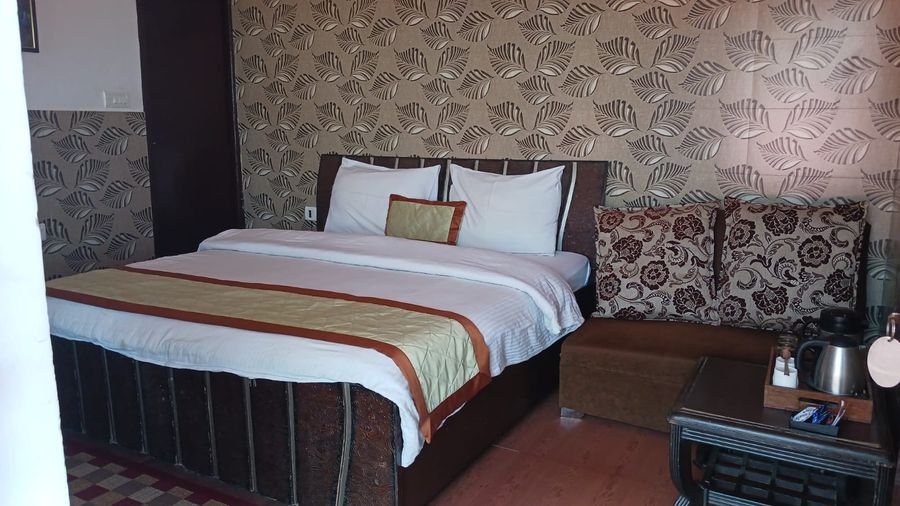 Comfortable room bed ceyone classic fall resort