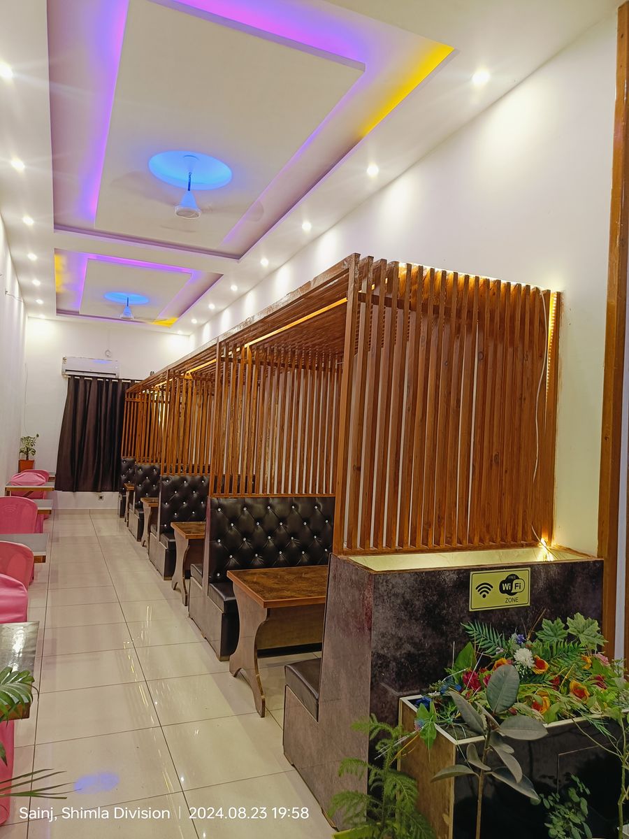 The Deluxe room of Hotel The AK Inn will give you in Sainj-Chopal-Nerwa Road, Shimla Division, Himachal Pradesh