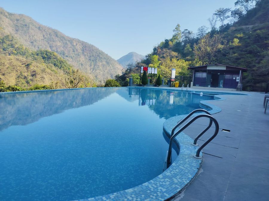 HOA resort with Infiniry Swimming Pool, Shivpuri in Shivpuri, Uttarakhand