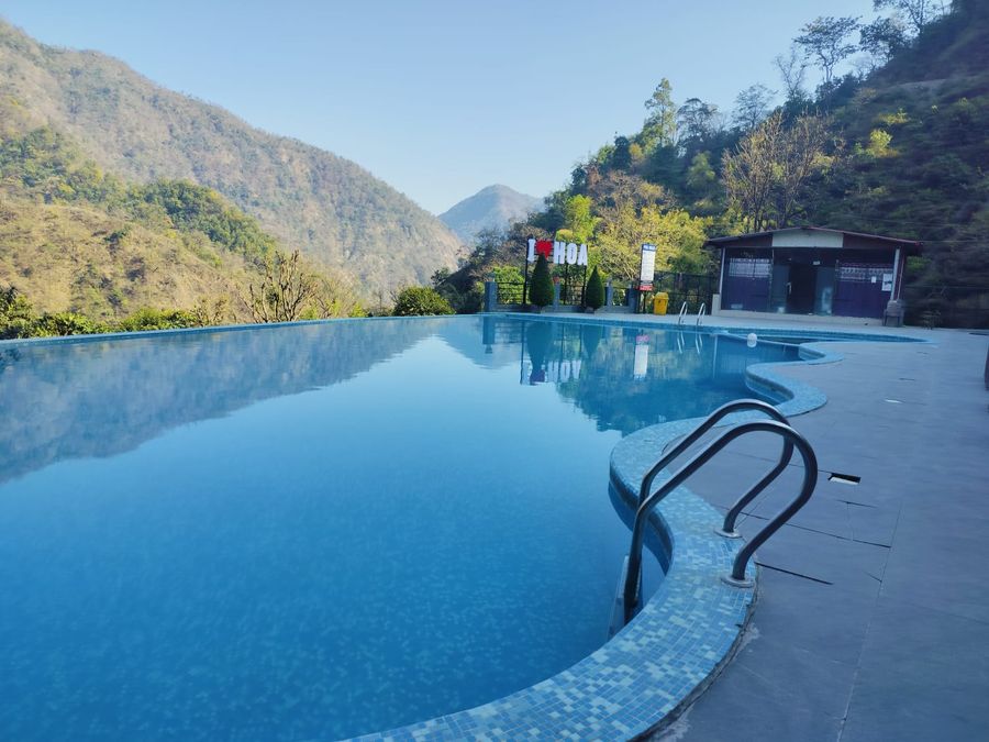 HOA resort with Infiniry Swimming Pool, Shivpuri in Shivpuri, Uttarakhand
