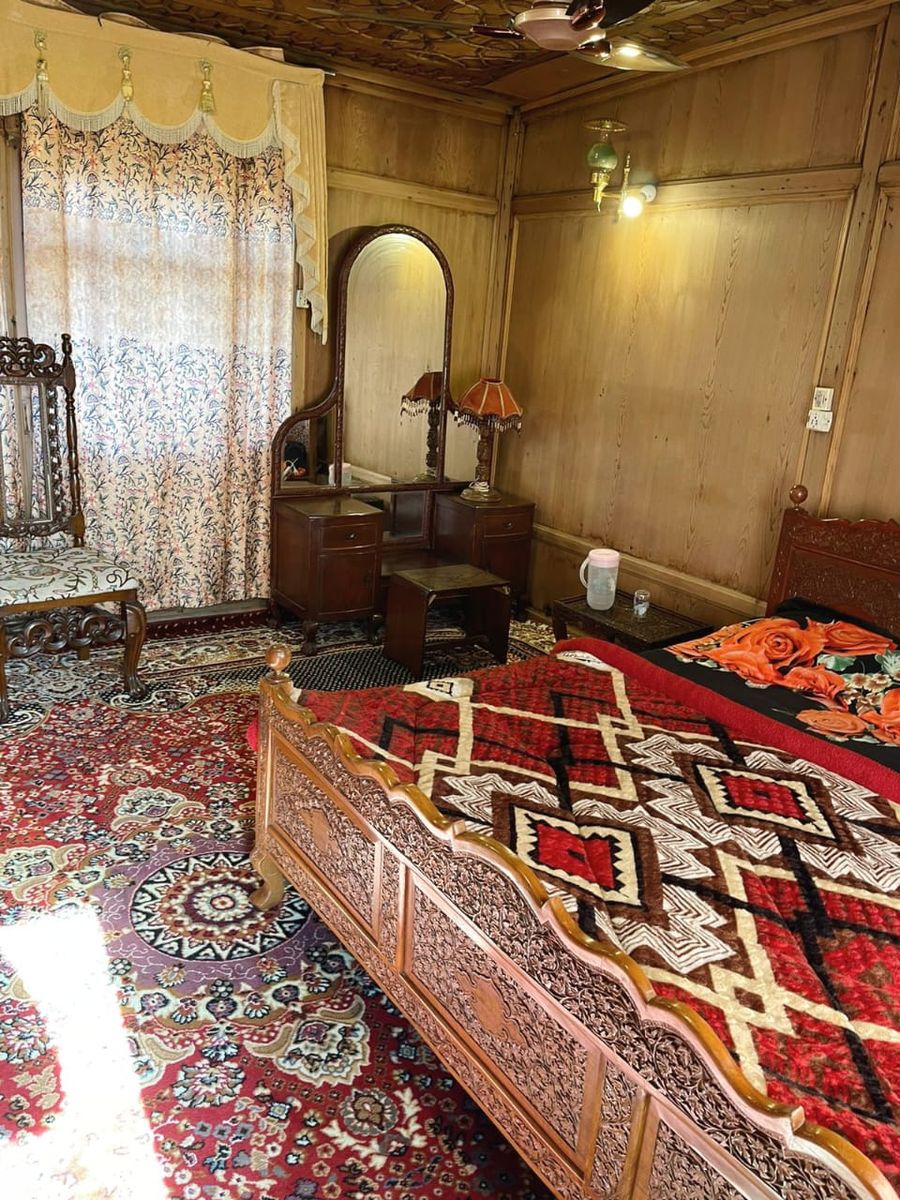 Houseboat Taj palace in Srinagar, Jammu and Kashmir