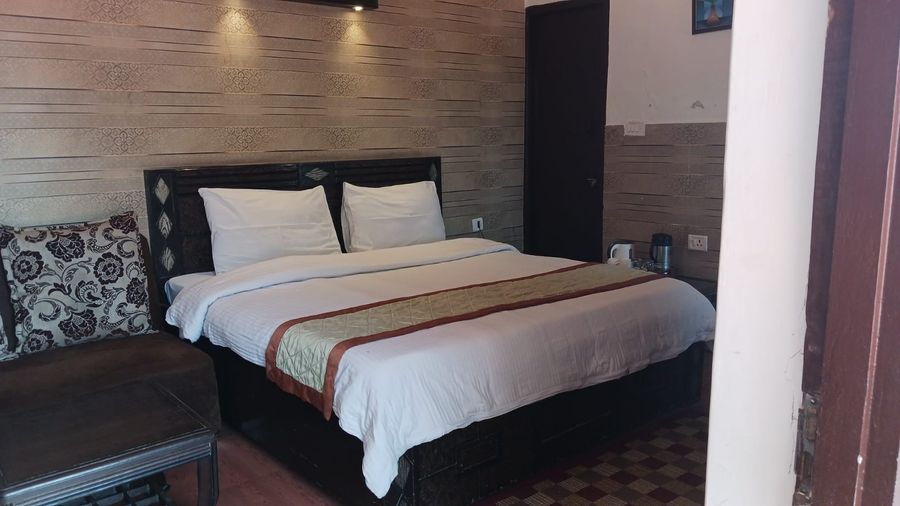 Spacious double bed room ceyone classic fall resort