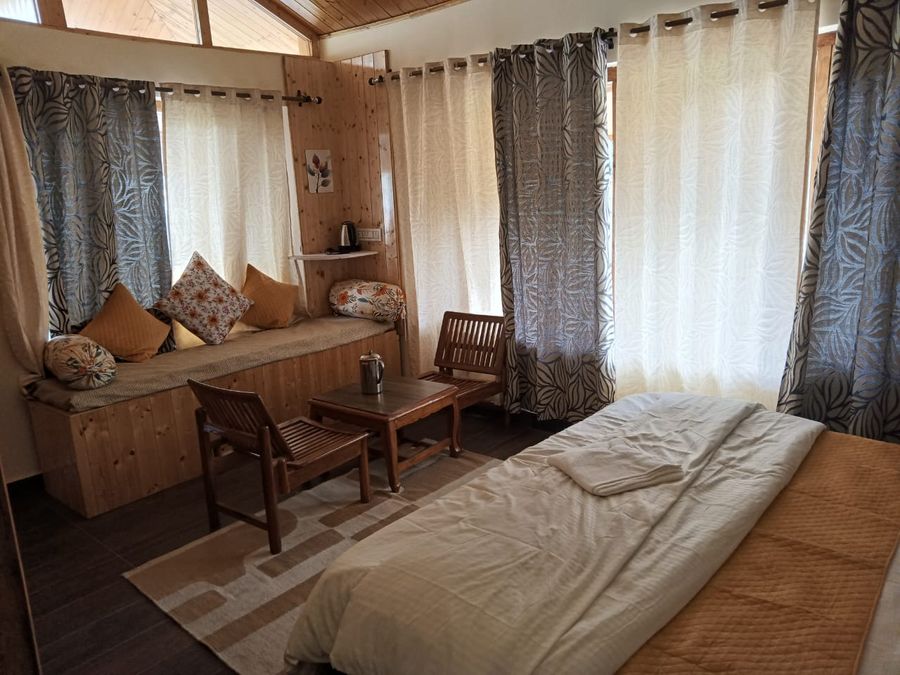 Deluxe Room Independent balcony Mountain view in Manali, himachal pradesh