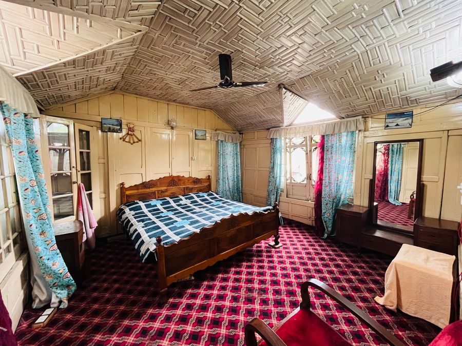 Houseboat Ajazz |Houseboat Stay in Srinagar in Srinagar, Jammu and Kashmir