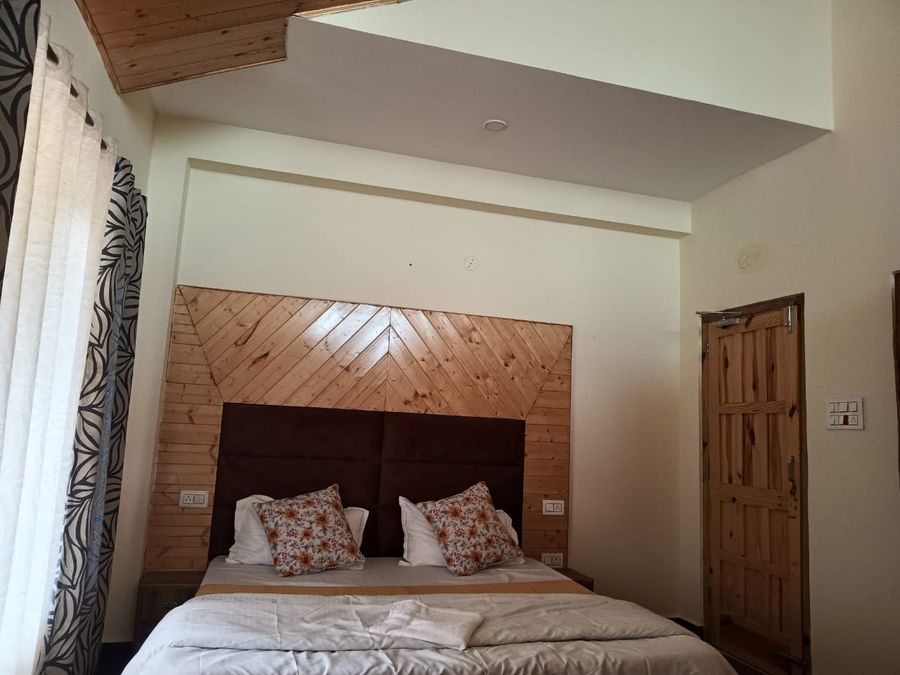 Deluxe Room Independent balcony Mountain view in Manali, himachal pradesh