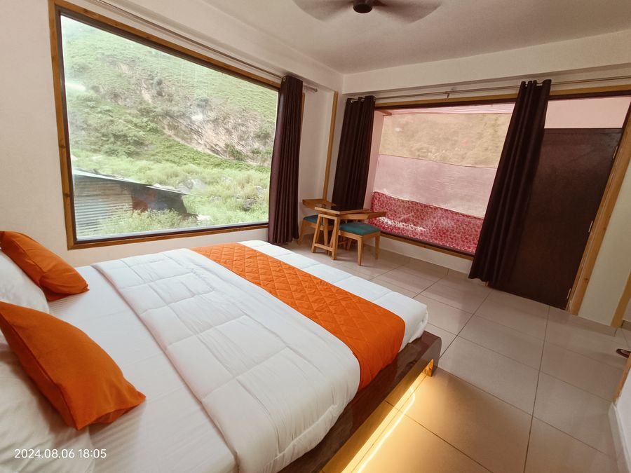 The Deluxe room of Hotel The AK Inn will give you in Sainj-Chopal-Nerwa Road, Shimla Division, Himachal Pradesh