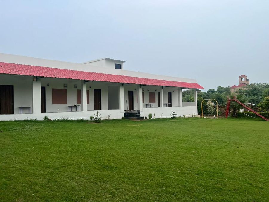 Spacious green party lawn at luxury farmhouse in gurgaon