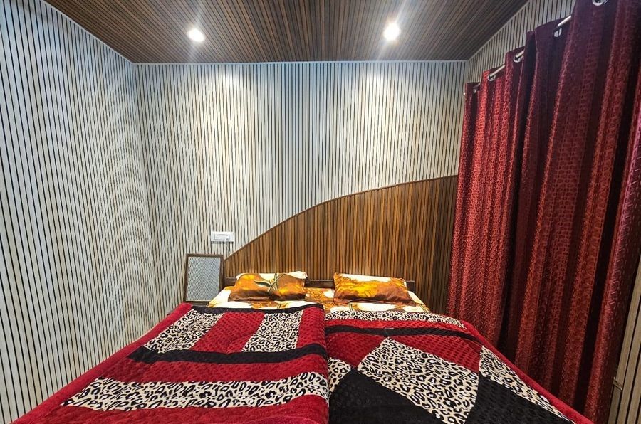Shri hariom tatsat homestay and restaurant in chandrapuri, uttarakhand