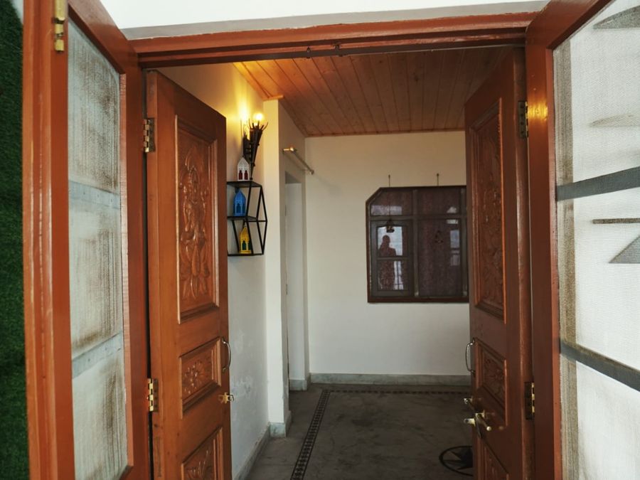 Wooden doorway entrance pushp homestay mussoorie