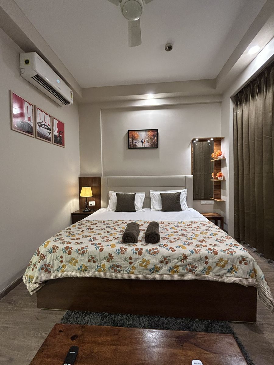 Spacious master bedroom interior design in noida stay