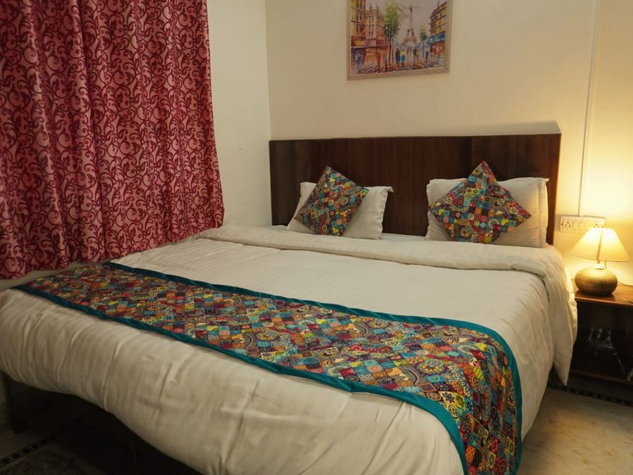 Comfortable double bed pushp homestay mussoorie