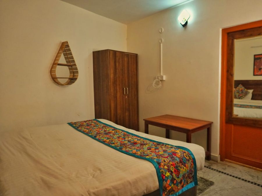 Cozy bedroom double bed pushp homestay mussoorie